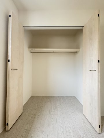 小倉北区篠崎5丁目7期の収納|収納力のあるクローゼットを備え、衣類や小物を整理できます。