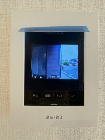 小倉北区篠崎5丁目7期の防犯設備|モニター付きインターホンで、来訪者を確認でき安心です。