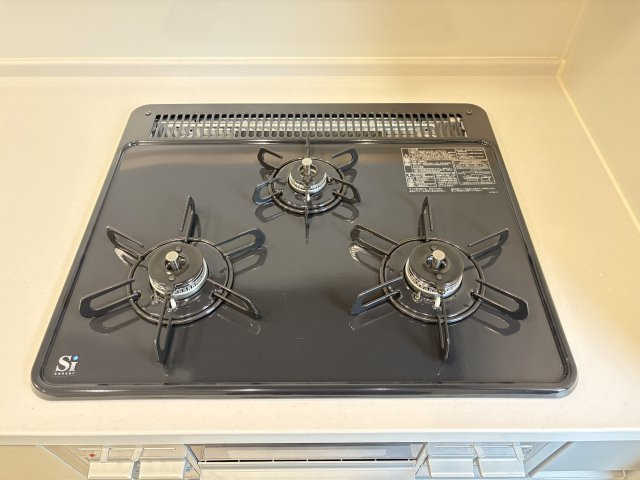 小倉北区篠崎5丁目7期のキッチン|3口ガスコンロで、複数の調理を同時に行えます。