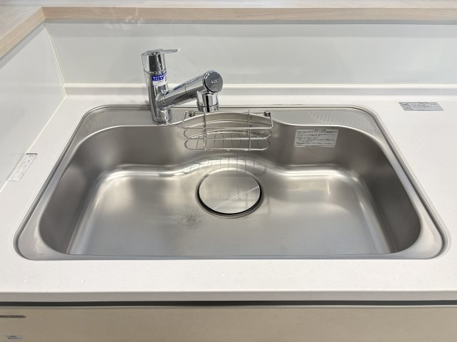 小倉北区篠崎5丁目7期のキッチン|浄水器一体型水栓を備えた、使い勝手の良いキッチンです。