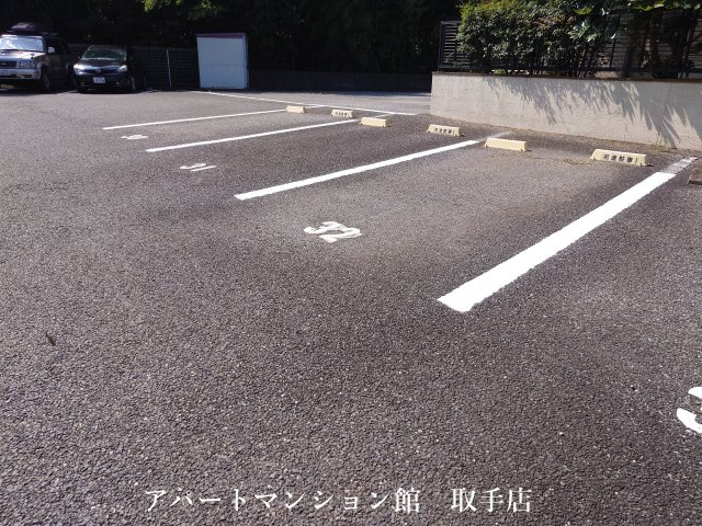 リバーサイドヒルズの駐車場