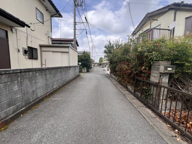 小山市間々田 中古戸建【離れ・作業場付き】DIY・趣味にもおすすめの大型中古戸建の前面道路含む現地写真