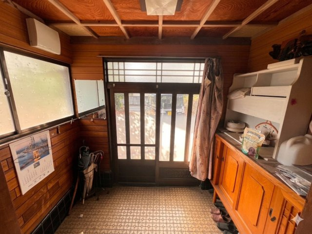 小山市間々田 中古戸建【離れ・作業場付き】DIY・趣味にもおすすめの大型中古戸建の玄関