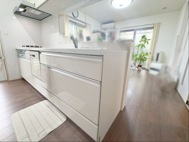 宗像市池田 中古戸建のキッチン|リビングを見渡せる対面式システムキッチン！