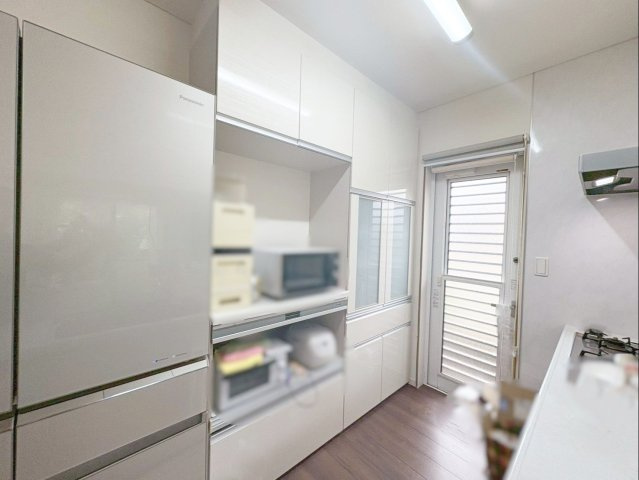 宗像市池田 中古戸建のキッチン|カップボード付きで収納豊富！勝手口もありゴミ出しなどに便利！