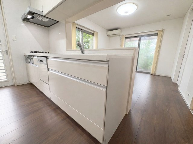 宗像市池田 中古戸建のキッチン|リビングを見渡せる対面式システムキッチン！
（※AI加工により家電・荷物を消去しています）