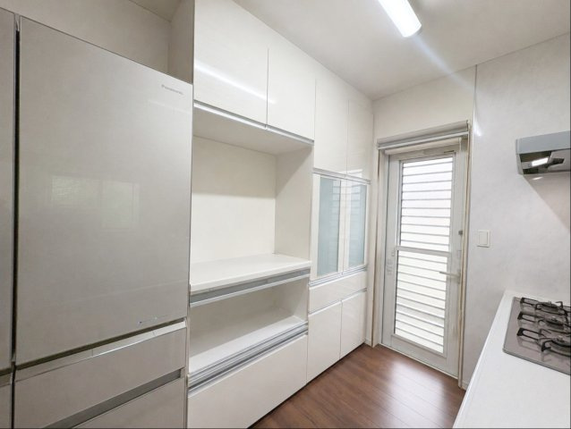 宗像市池田 中古戸建のキッチン|カップボード付きで収納豊富！勝手口もありゴミ出しなどに便利！
※AI加工により家電・小物を消去しています（現況優先）