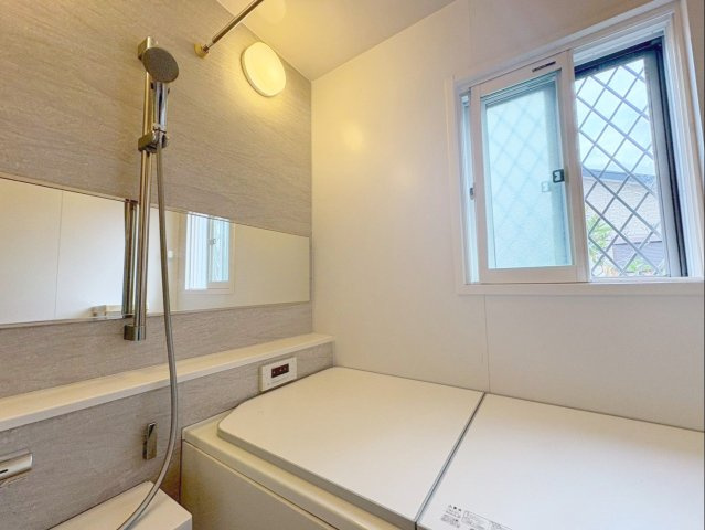 宗像市池田 中古戸建の浴室|自然換気もできる、採光を確保した明るいバスルーム！