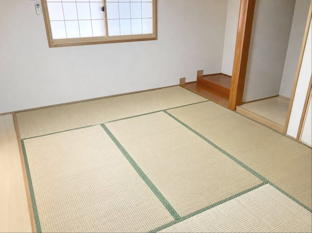 宗像市池田 中古戸建の和室|床の間と仏間を備えた趣ある和室です！
※AI加工により家具・荷物を消去しています（現況優先）