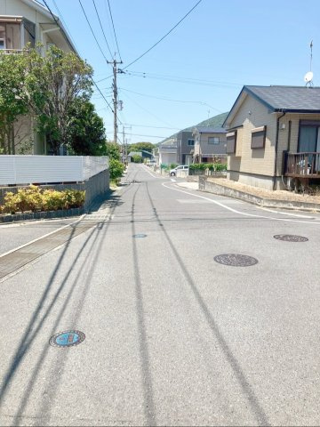 宗像市池田 中古戸建の前面道路含む現地写真|角地につき開放感のある立地です！