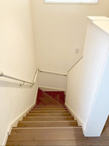 宗像市池田 中古戸建の内装|窓付きの明るい階段です！