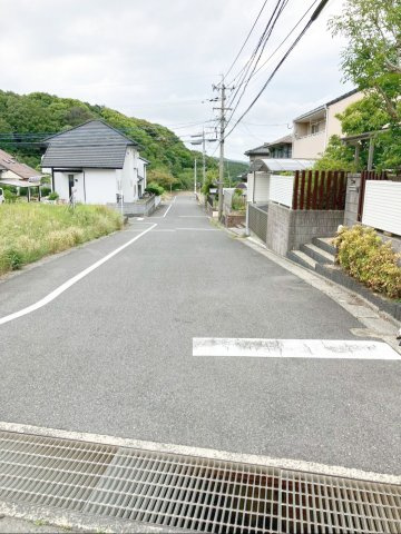 宗像市池田 中古戸建の前面道路含む現地写真|前面道路の幅員：約6ｍ