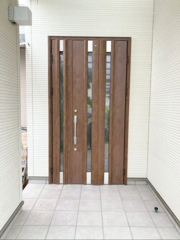 宗像市池田 中古戸建の玄関|採光を取り込みやすいスリットガラス付き玄関ドア！