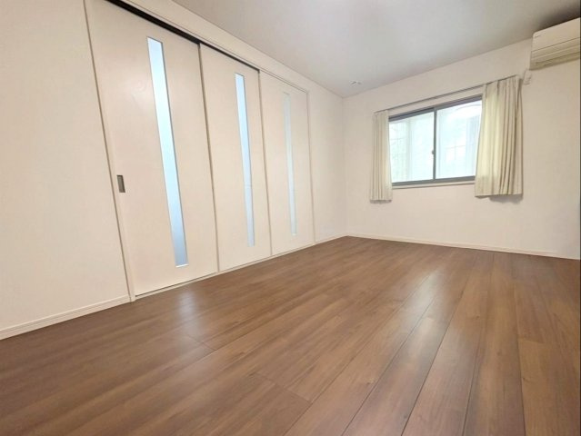 宗像市池田 中古戸建の居間・リビング|間仕切りを開放すると、ダイニングと繋がる約23帖の空間に！
（※AI加工により家具・荷物を消去しています）