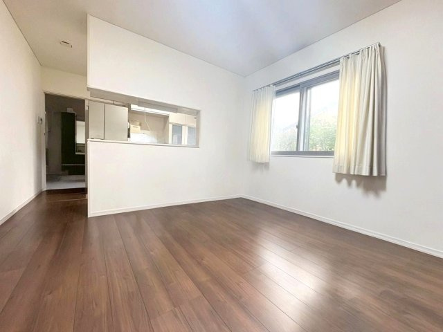 宗像市池田 中古戸建のダイニング|ダイニングは南側と東側の窓から採光が取れた明るい空間です！
（※AI加工により家具・荷物を消去しています）