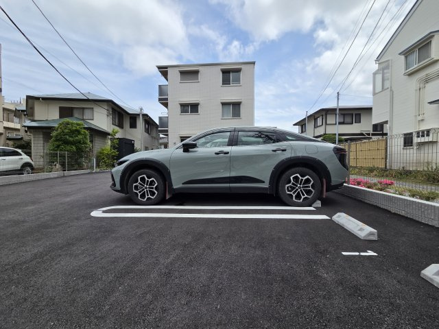 GRASS FIELDS SERENA Ⅶの駐車場