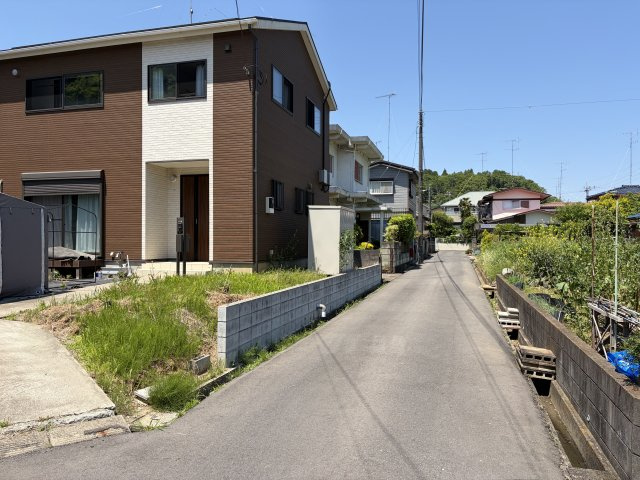 取手市小文間　中古戸建ての前面道路含む現地写真
