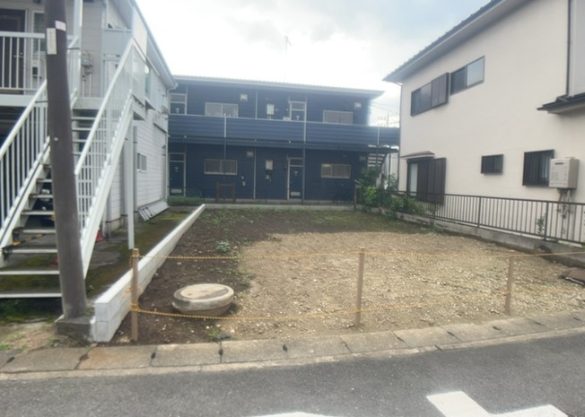 【外観】 | 土地を買う際、住む地域の自治体や福祉の補助制度にも注目してみましょう。子供や老人の医療補助やゴミ出しのルールなど、自治体によってルールに大きな違いがあるため、暮らしやすい土地で判断するとよいでしょう。