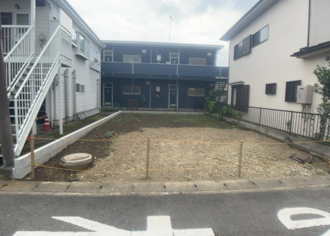 【外観】 | 現地に行くなら、物件の周囲の地形がどうなっているかを見ることも大切です。周辺より低くなっている土地では、大雨などで水が集まりやすいため、地盤が弱くなっているということも考えられるため、注意が必要です。