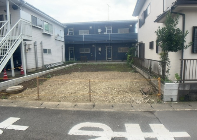 【外観】 | 隣家の土地はどうなっているのか、生活利便施設が近くにあるのか、学校まで近いかなど、お客様のライフスタイルにあわせたイメージが重要です。また、近くにあると困る施設が近くにないかも確認するといいでしょう。