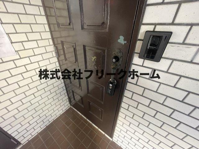 三鷹市下連雀３丁目の賃貸マンションのエントランス