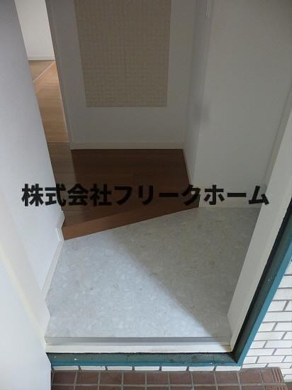 三鷹市下連雀３丁目の賃貸マンションの玄関