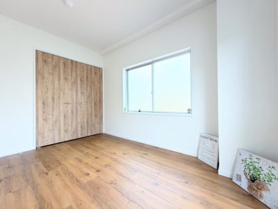 【寝室】 | リバーハイツ長者町 | ◆気持ちの良い風が室内へ入り込む居室。家具を配置しても広々ご利用いただけます！！