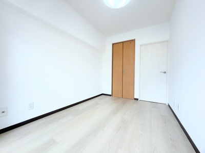 【洋室】 | 山下町ハイツ | ◆気持ちの良い風が室内へ入り込む居室。家具を配置しても広々ご利用いただけます！！
