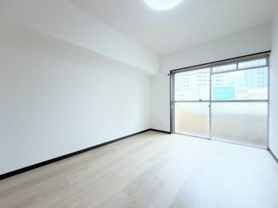 【寝室】 | 山下町ハイツ | ◆気持ちの良い風が室内へ入り込む居室。家具を配置しても広々ご利用いただけます！！