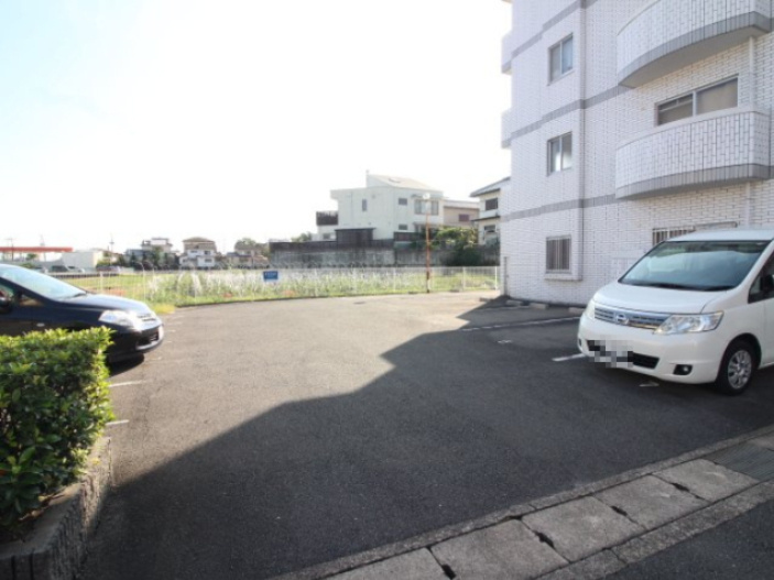 アーバンサクセスの駐車場