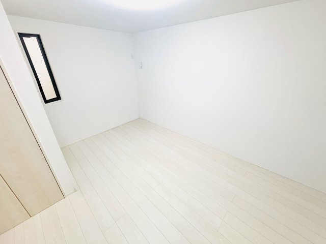 磯子区丸山1丁目の洋室|プライバシーを重視する空間に適した開き戸のお部屋です。仕事や勉強がはかどりそうです。