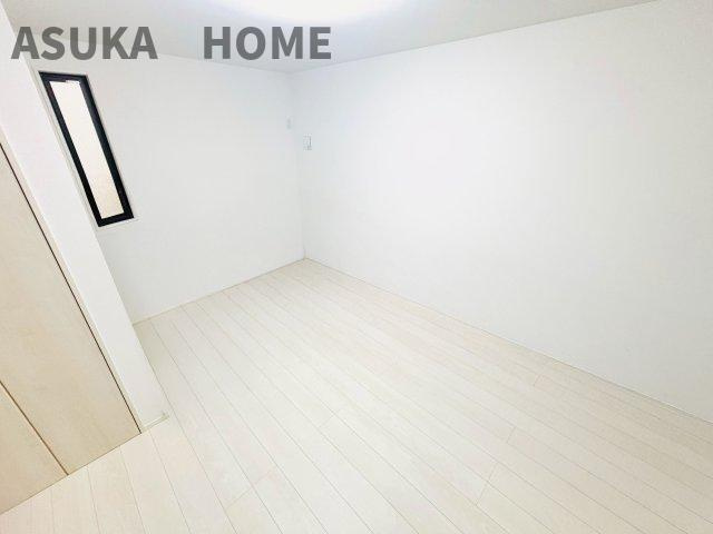 磯子区丸山1丁目の洋室|プライバシーを重視する空間に適した開き戸のお部屋です。仕事や勉強がはかどりそうです。