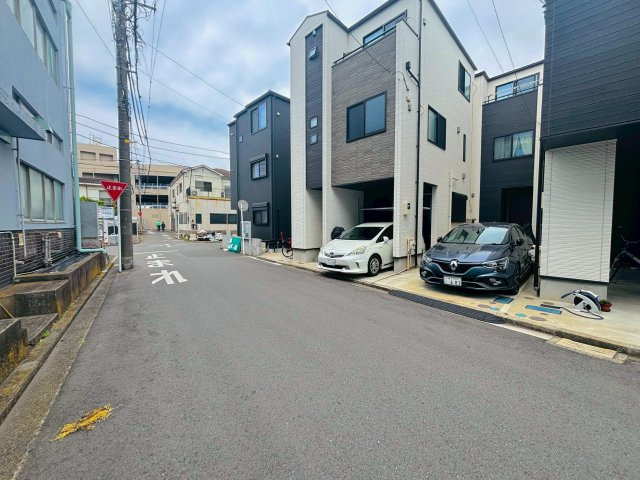 磯子区丸山1丁目の駐車場|2台駐車可能なカースペース！1台は家族みんなの自転車もゆったり停めても◎