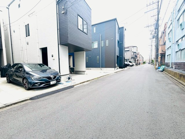 磯子区丸山1丁目の前面道路含む現地写真|駐車がしやすいフラットで道路幅も充分な前面道路です。駐車が苦手な人でもラクラク駐車できます。