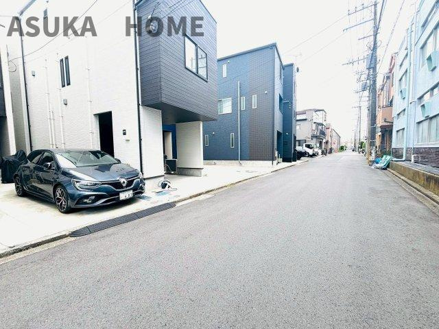 磯子区丸山1丁目の前面道路含む現地写真|駐車がしやすいフラットで道路幅も充分な前面道路です。駐車が苦手な人でもラクラク駐車できます。