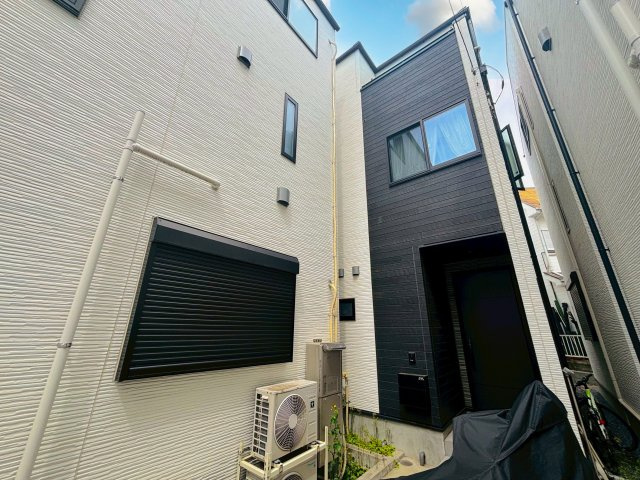 磯子区丸山1丁目の外観|穏やかな住環境とスーパー徒歩1分の生活のしやすさが同居する立地に建つ築浅戸建て。