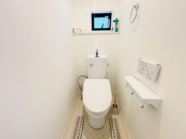磯子区丸山1丁目のトイレ|温水洗浄便座のトイレ設備です。奥行きの有るゆったりしたスペースのトイレ空間です。