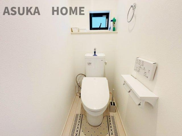 磯子区丸山1丁目のトイレ|温水洗浄便座のトイレ設備です。奥行きの有るゆったりしたスペースのトイレ空間です。