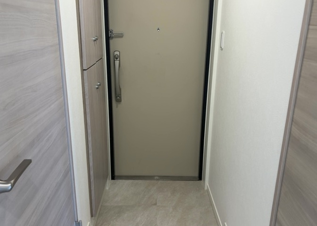 【玄関】 | エクセル橋本南 | 家の顔である玄関エリアには、たくさんの靴をしまえるシューズボックスを完備しています。リフォーム済みの明るい空間が住まう人を温かく迎え入れます。姿見や小物を置けるスペースもあり使い勝手抜群です。