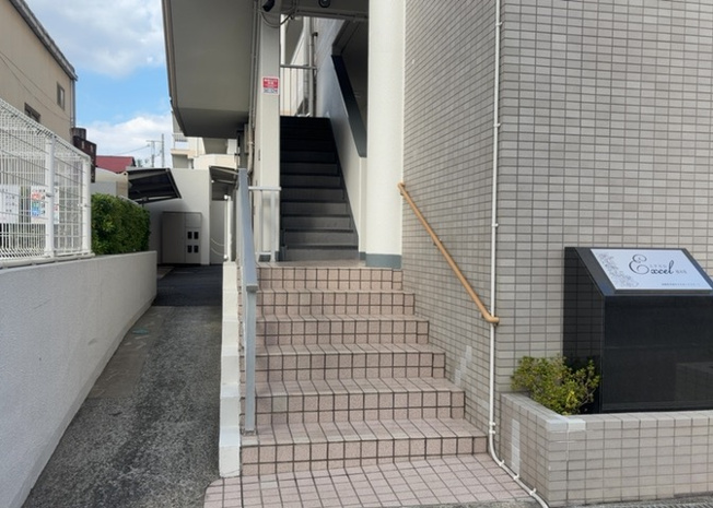 【エントランス】 | エクセル橋本南 | マンションの玄関口となるエントランスアプローチです。綺麗に清掃管理されており、住まう方や訪れる方を心地よく迎え入れます。6階建ての落ち着いた低層フォルムで、安全に安心して配慮された共用部です。