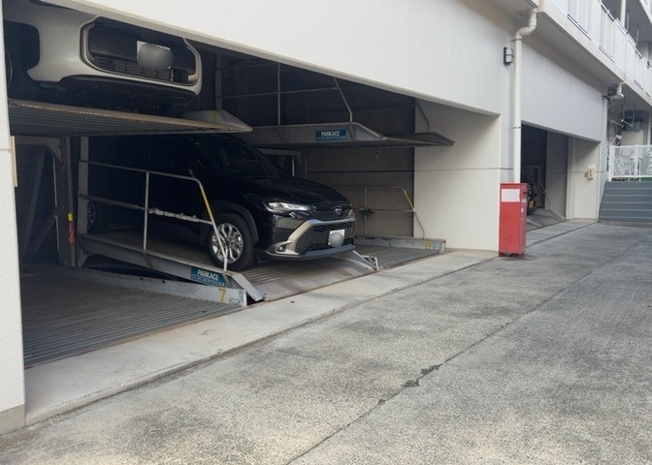 【駐車場】 | エクセル橋本南 | 敷地内にある駐車場スペースの様子です。お持ちのお車のサイズや最新の空き状況につきましては、随時確認を行っておりますのでお気軽にお問合せください。お車をお持ちのご家族にもおすすめのマンションです。