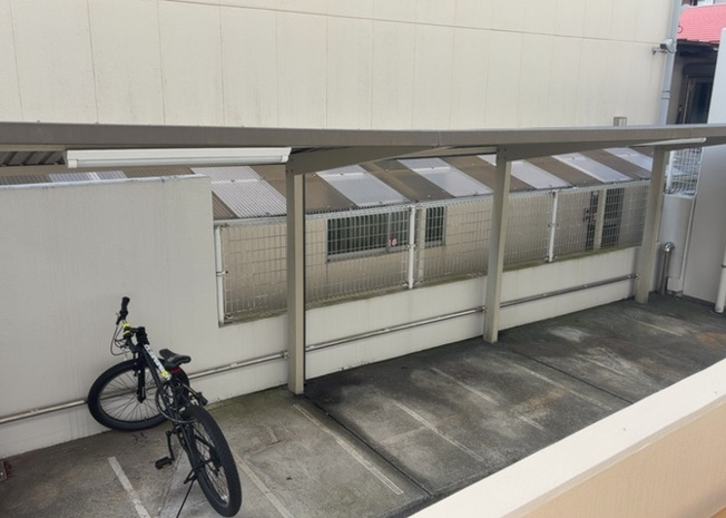 【駐輪場】 | エクセル橋本南 | 屋根付きの駐輪場が敷地内に設置されております。大切な自転車を雨風から守ることができ、通勤や通学、近隣のスーパーなどへのお買い物にも大変便利です。利用状況や空き区画については事前にお尋ねください。