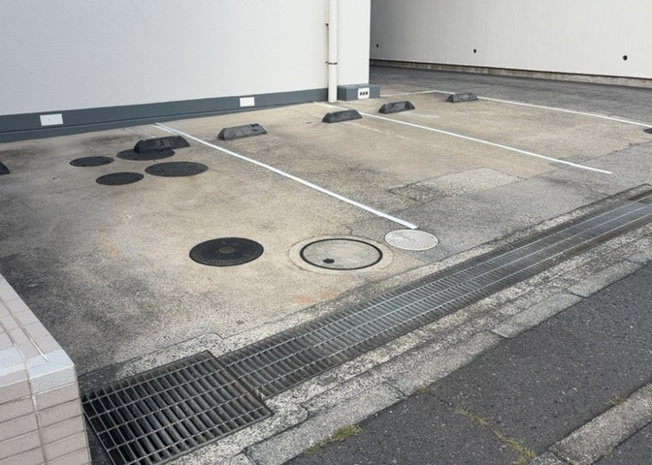 【駐車場】 | エクセル橋本南 | 敷地内に確保されたパーキングエリアです。建物に隣接しているため、雨の日の荷物の積み下ろしや小さなお子様を連れてのお出かけもスムーズに行えます。駐車可能車種や空き状況の詳細はお問い合わせください。