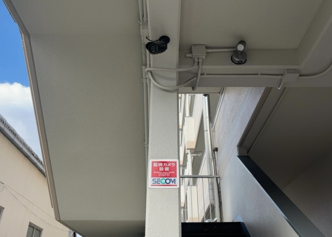 【受付】 | エクセル橋本南 | 管理人室や共用掲示板が設置されたエントランス内部の受付エリアです。マンションの連絡事項などが確認できるよう配慮されています。管理体制が整っており、住まい全体の防犯意識の向上にも繋がっています。