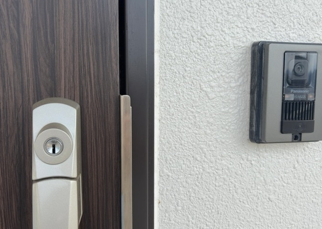 【防犯設備】 | エクセル橋本南 | 共用部分の防犯カメラや夜間照明など、住まいの安心を高める防犯設備が整っています。女性の方やお子様がいるご家庭でも安心感を持って暮らせるよう配慮された、管理体制の行き届いた分譲マンションです。