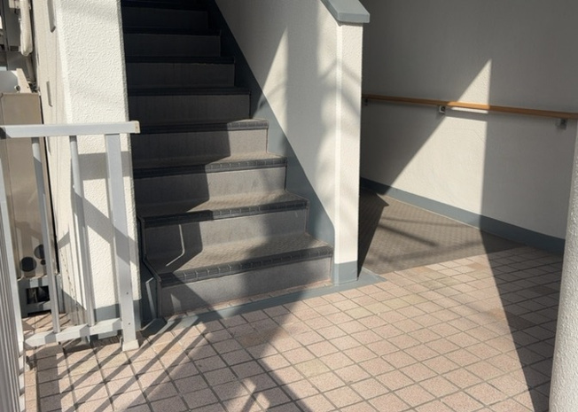 【ロビー】 | エクセル橋本南 | エントランス付近にある共用の休憩スペースです。住人同士の簡単な挨拶や、来訪者とのちょっとした歓談にもご利用いただけます。日常にゆとりをもたらす共有空間としてきれいに清掃・維持管理されています。