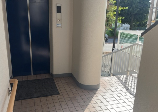 【ロビー】 | エクセル橋本南 | ゆったりとした広さを持つ開放的なロビー空間です。ガラス越しに外の光が差し込み、明るい雰囲気が保たれています。マンションの維持管理状態の良さが伺える、美しく整えられた共有スペースとなっております。