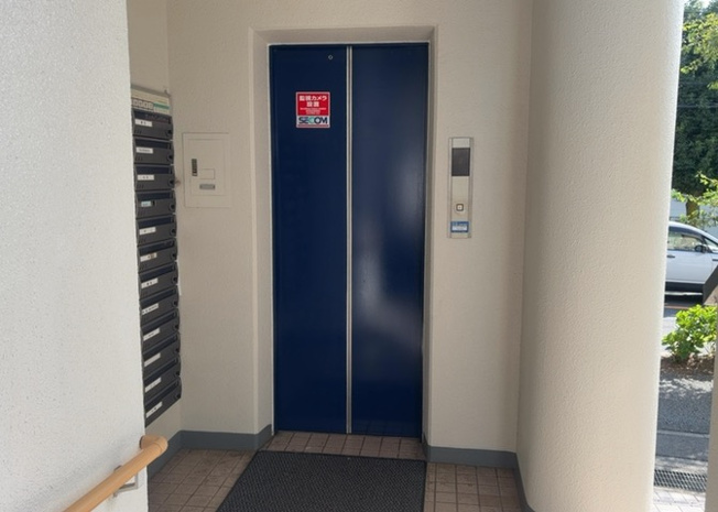 【その他共用部分】 | エクセル橋本南 | 共用廊下や階段などの共用スペースです。清掃作業が定期的に行われており、いつでも清潔な状態が保たれています。手すりの設置や十分な通路幅が確保されており、居住者が安全に通行できるよう配慮されています。