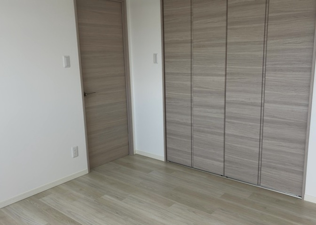【子供部屋】 | エクセル橋本南 | 和室5.5帖や洋室など複数の居室があり、子供部屋としてもぴったりです。学習机やベッドを配置してもゆとりがあり、お子様の成長に合わせた部屋作りが楽しめます。バルコニーからの採光で明るい空間です。