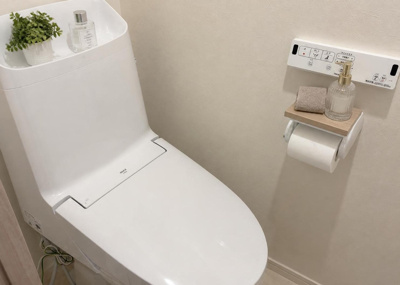 【トイレ】 | エクセル橋本南 | 温水洗浄便座が新たに設置された清潔なトイレ空間です。内装クロスや床材も一新され、心地よいプライベートスペースに仕上がっています。リフォーム完了物件のため、ご入居後すぐに気持ちよくご使用いただけます。